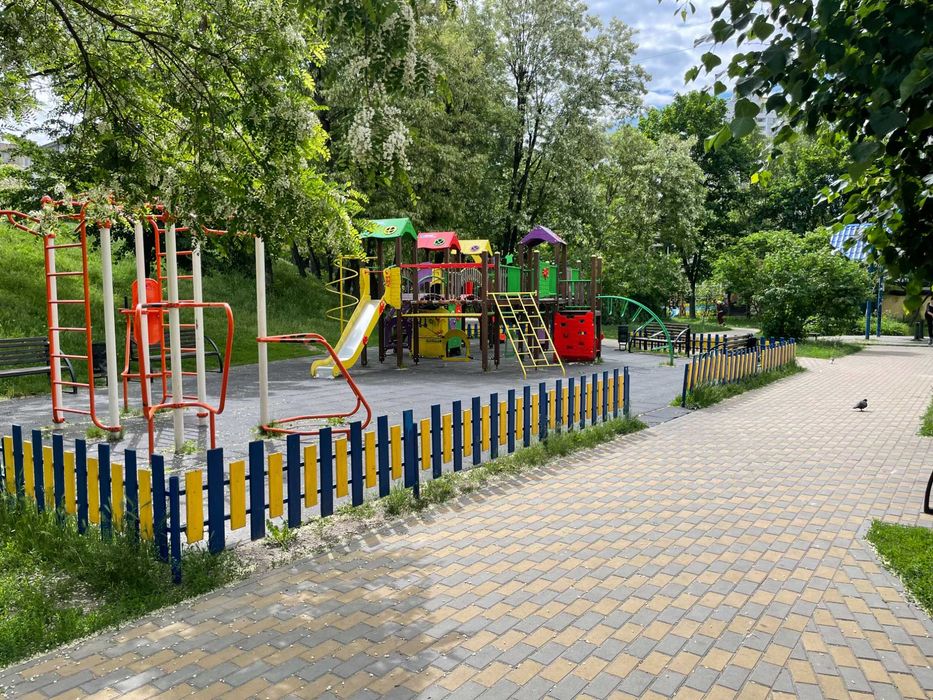 Затишна квартира в цегляному будинку біля метро