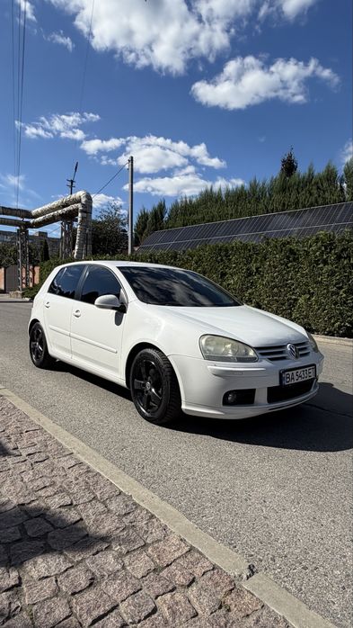Продаю Volkswagen Golf 1.4 TSI з механічною коробкою передач та турбованим бензиновим двигуном.