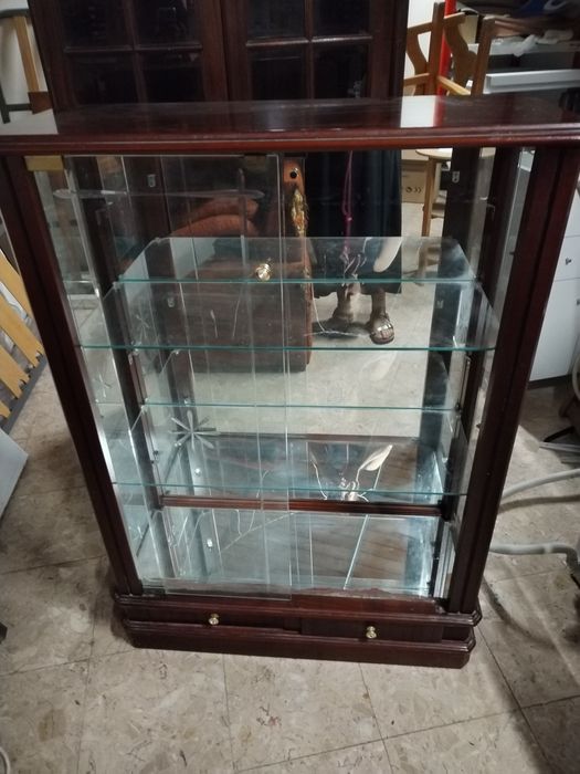 Móvel expositor com espelho e prateleiras