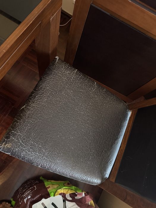 Mesa com quatro cadeiras