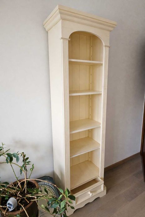 Drewniany Stylowy Regał - klasyka w kolorze ecru