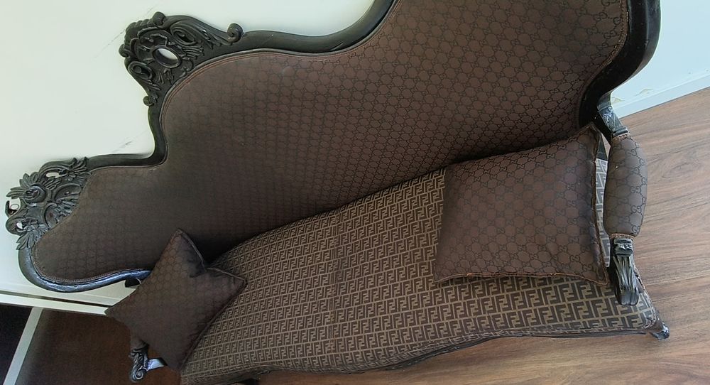 Sofá Vintage restaurado com tecido FENDI & GUCCI  C/ almofadas