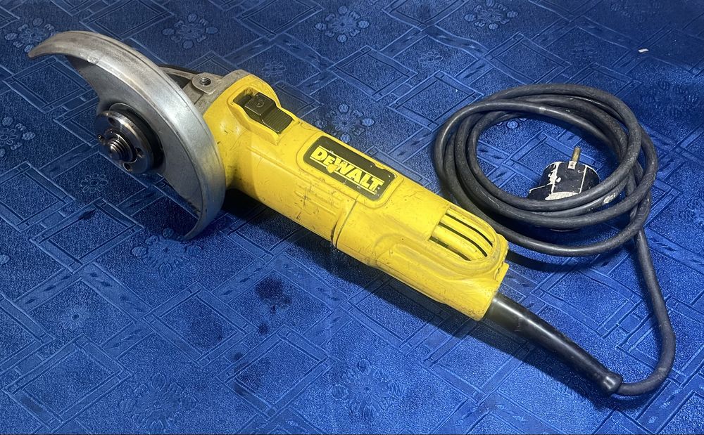 DeWALT DWE4057 Болгарка 125мм 800Вт