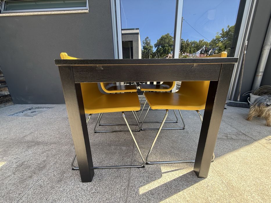 Mesa extensivel e 4 cadeiras