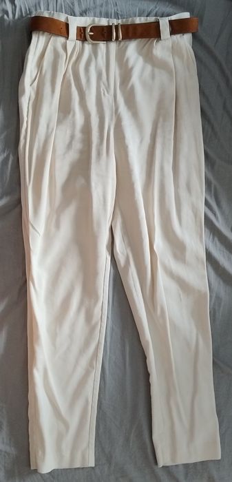 Eleganckie spodnie, r. 36, beżowe z brązowym paskiem
