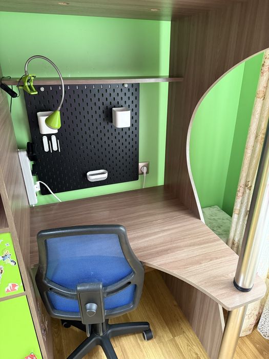 Двохрівневе ліжко-шафа-письмовий стіл