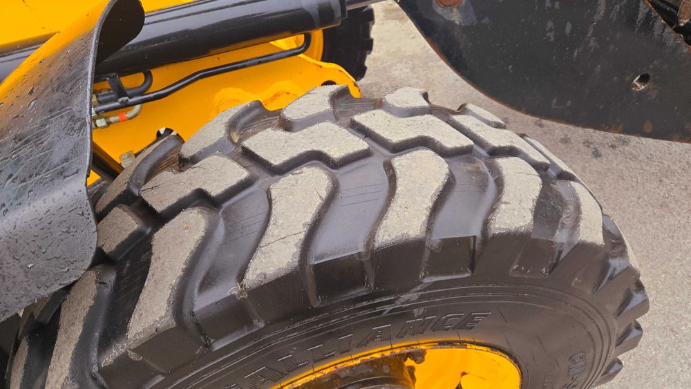 Фронтальний навантажувач jcb