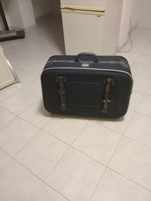 Vendo trailer  mala viagem  cor azul escuro em perfeito estado