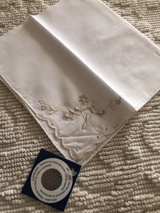 Lenço de mão bordado da Madeira