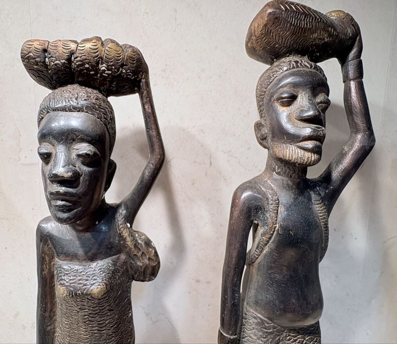 Par de grandes antigas figuras africanas em bronze - 38 cm e 36 cm