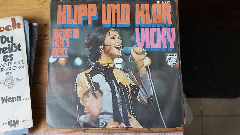 Zestaw 30 singli winylowych 7".