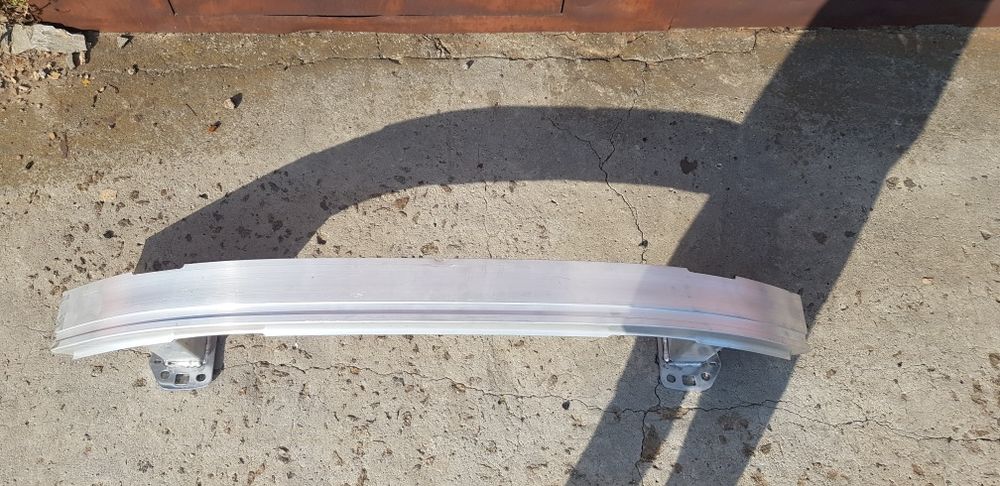 Усилитель переднего бампера Dodge Dart.