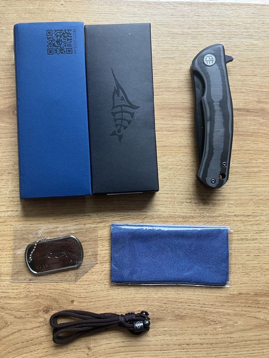 Pięknie wykonany Petrified Fish Warrior carbon fiber nóż, scyzoryk