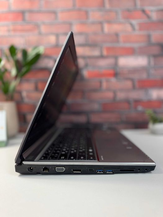 Fujitsu Celsius H770·Xeon E3-1505M·32GB·SSD512+HDD1TB·Quadro M220 4GB