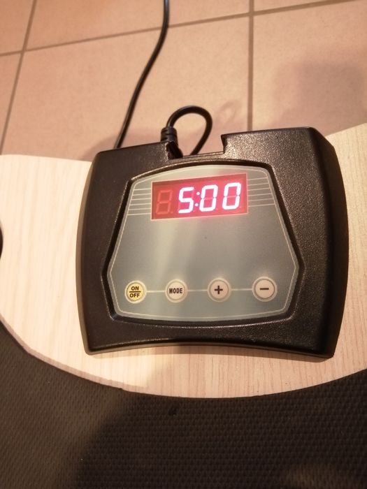 Fitness; siłownia; ćwiczenia; Platforma wibracyjna z pasami (295)