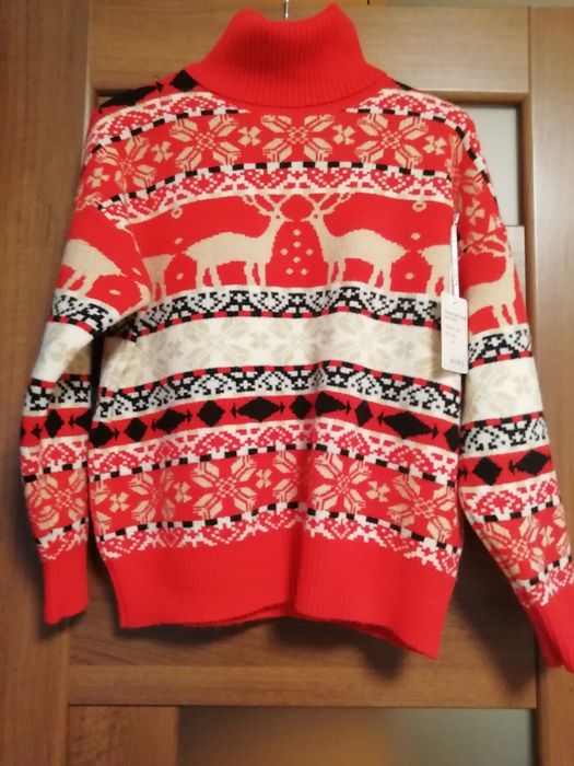 Тепла кофтинка з новорічних орнаментом