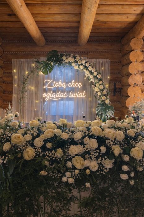 Napis love / miłość , ciężki dym , neon , balon z helem