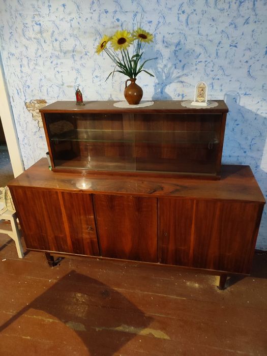 Kredens lakierowany zabytek