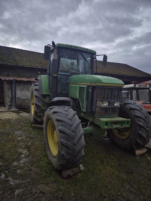John Deere 7600.