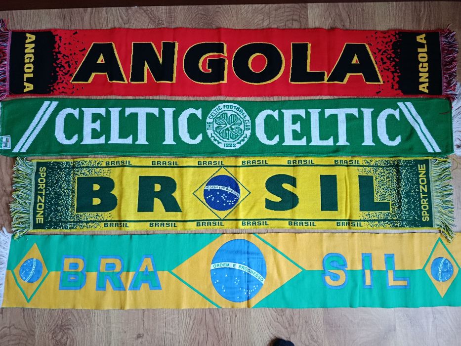 Vários cachecóis de futebol