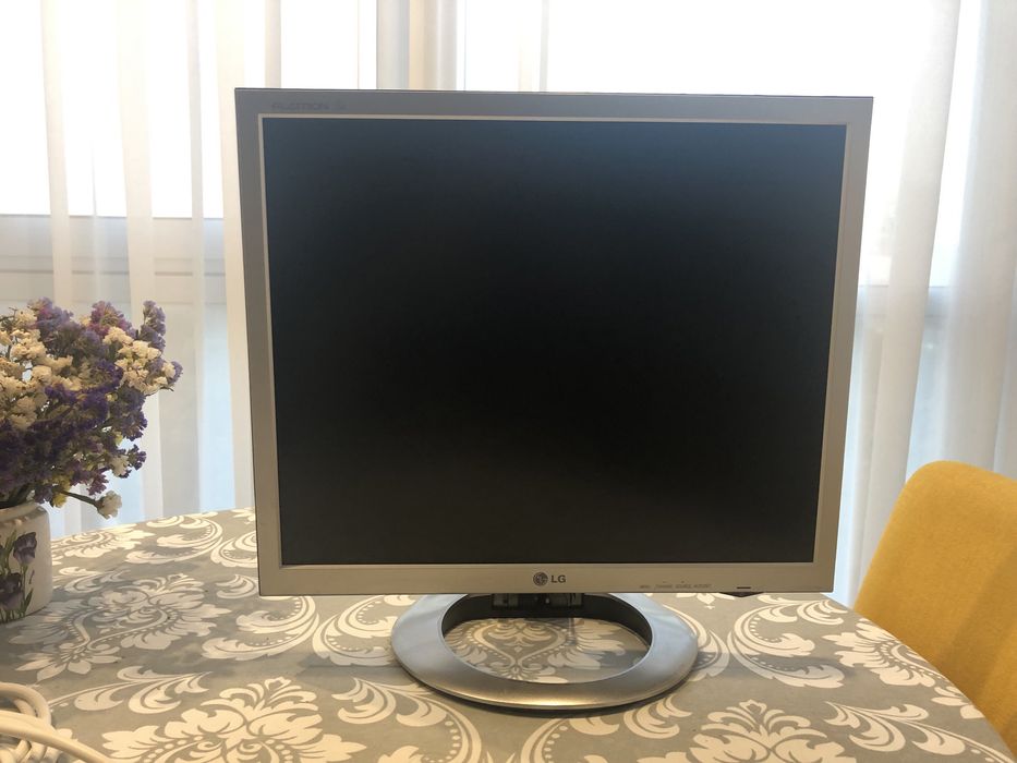 Монитор LG Flatron L1970HR-BF