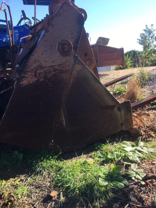 Balde frontal de abrir para retroescavadeira ou trator