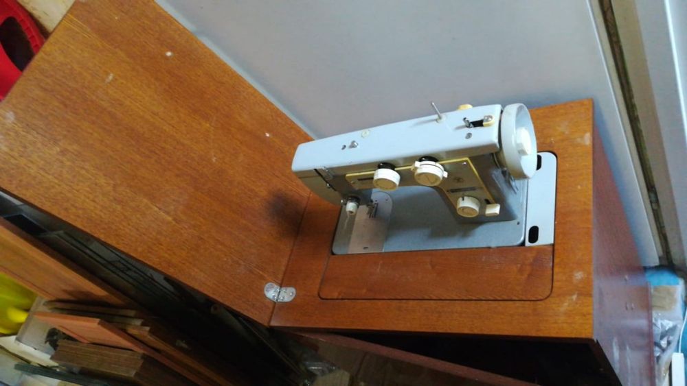 Продам швейную мвшинку  Подольск/Чайка с эл.  Приводом