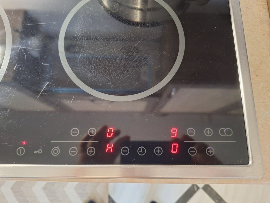 Варильна поверхня Electrolux  електроплитаEHS 6646X