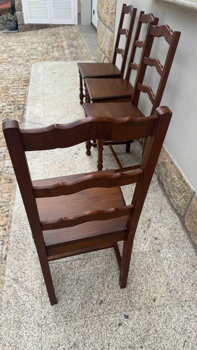 Conjunto de quatro cadeiras