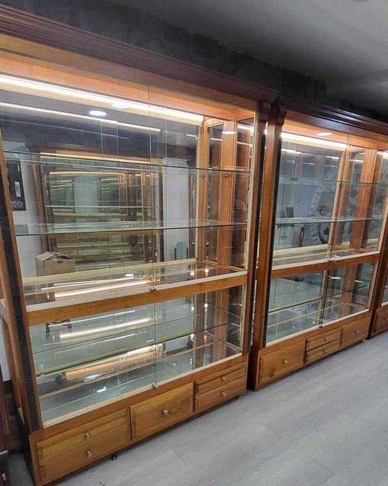 Conjunto  de 6 vitrines em madeira maciça.
