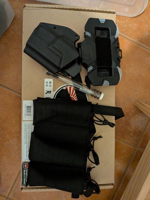 Vendo coletes pretos e coyote