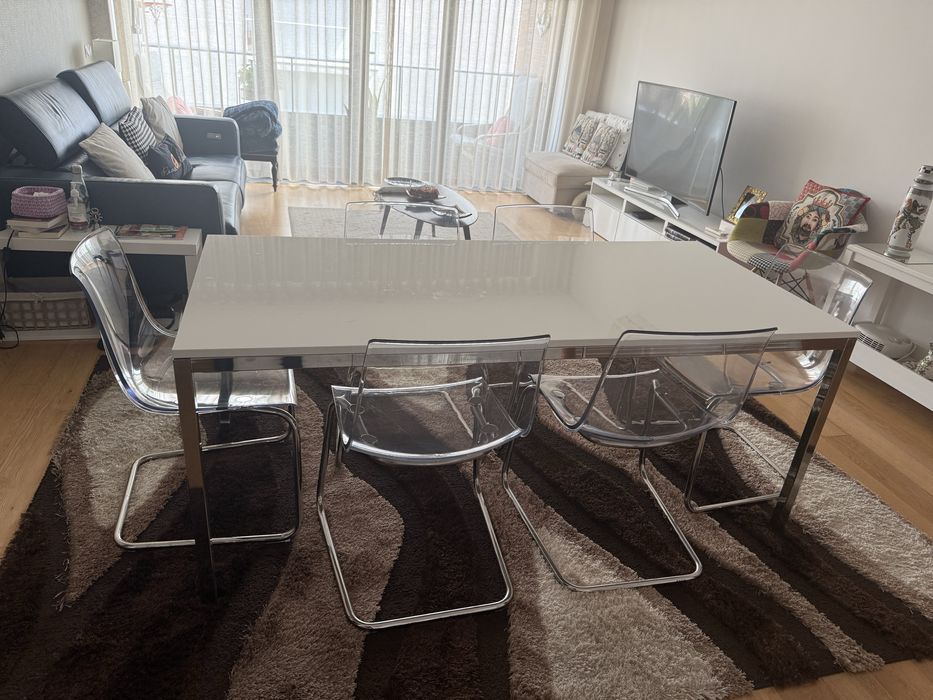 Mesa de jantar branca com pé de metal