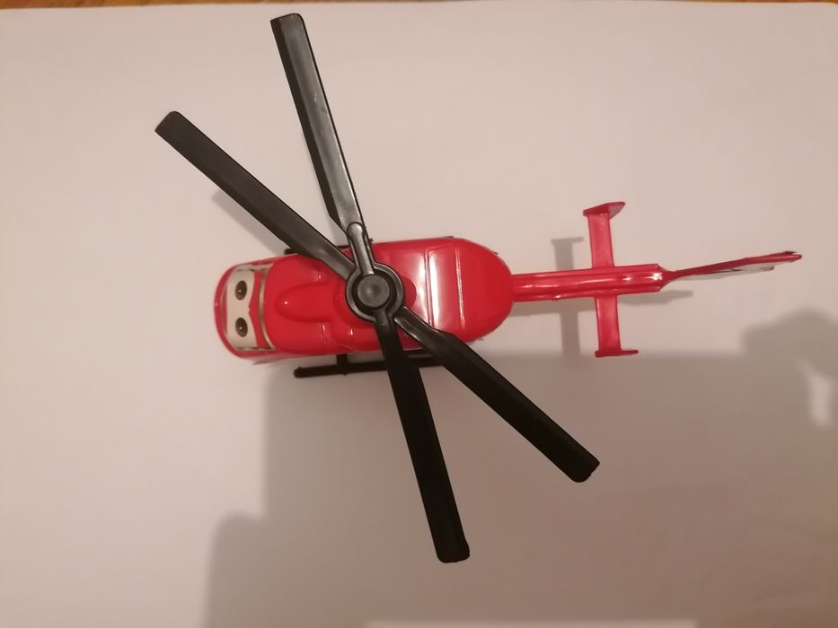 Helicóptero te brinquedo com rodas de fricção