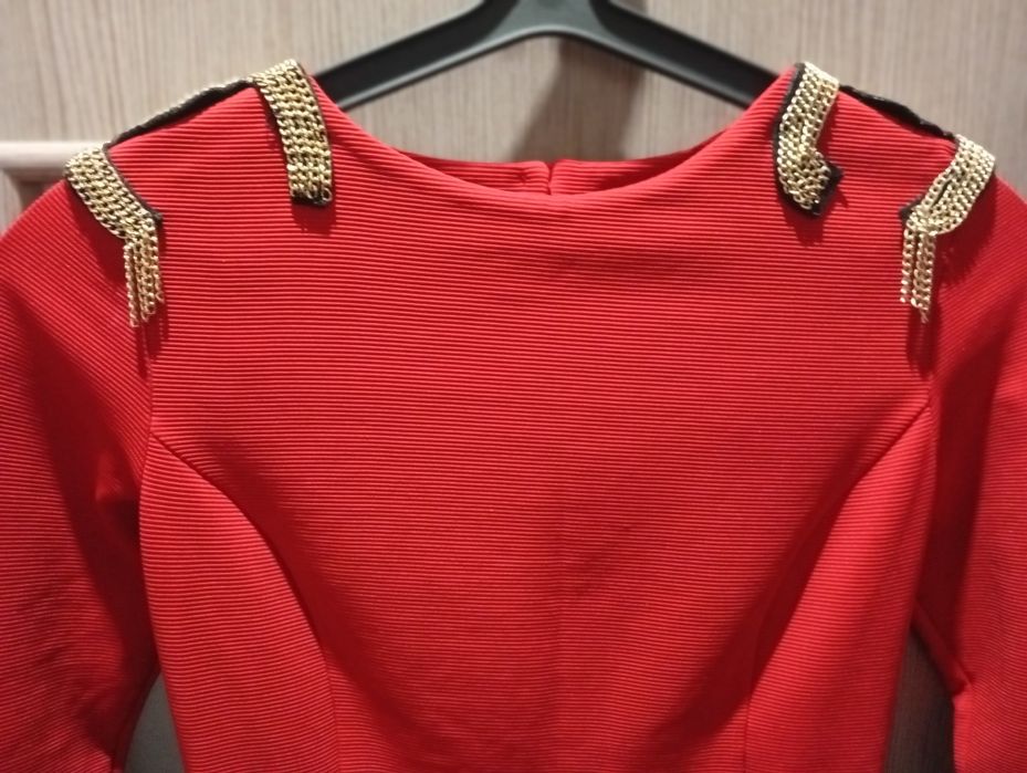 Красное платье с лампасами