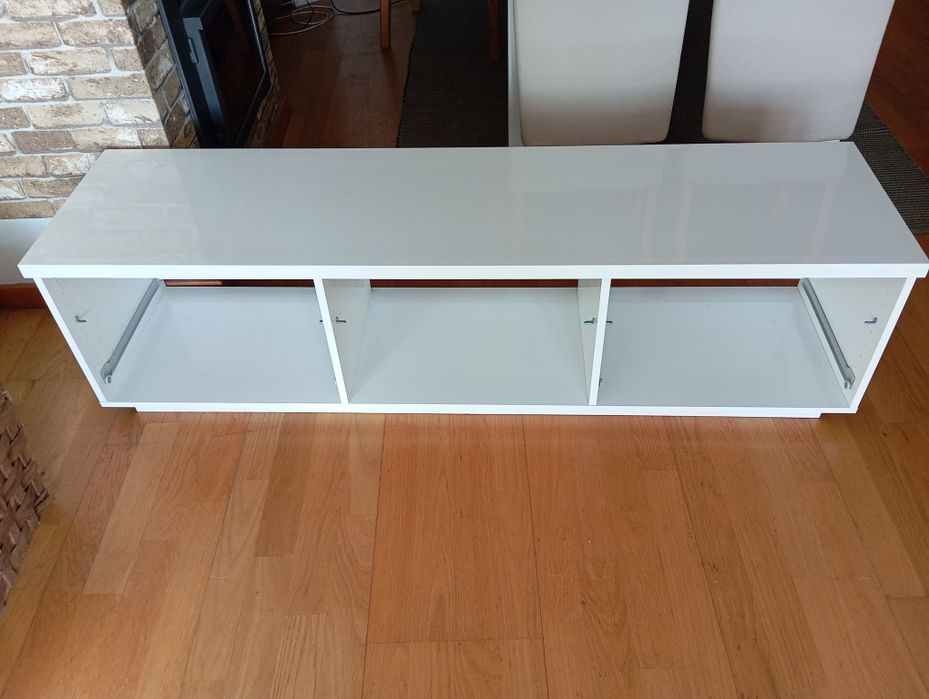 Móvel de TV branco lacado