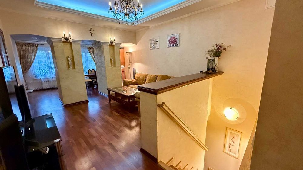 Продаж двоповерхової квартири в Центрі