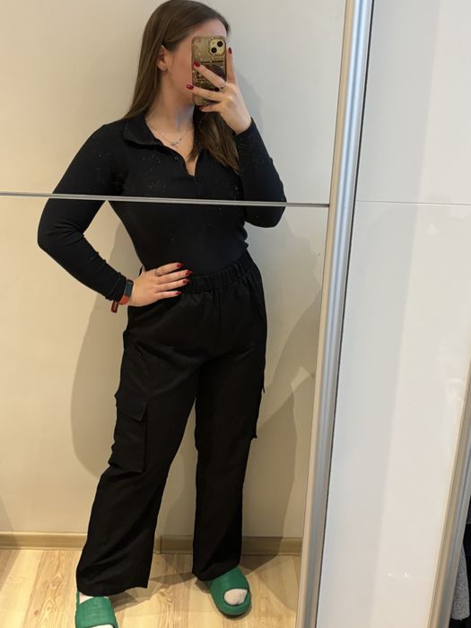 Materialowe spodnie z kieszeniami