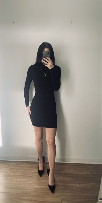 Czarna obcisła sukienka dzianinowa z golfem rozmiar S