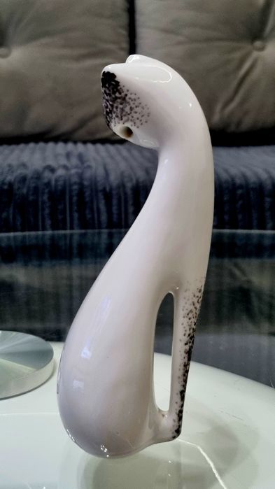 Sygnowana figurka „Siedzący kot” M. Naruszewicz Ćmielów, 1956 r.