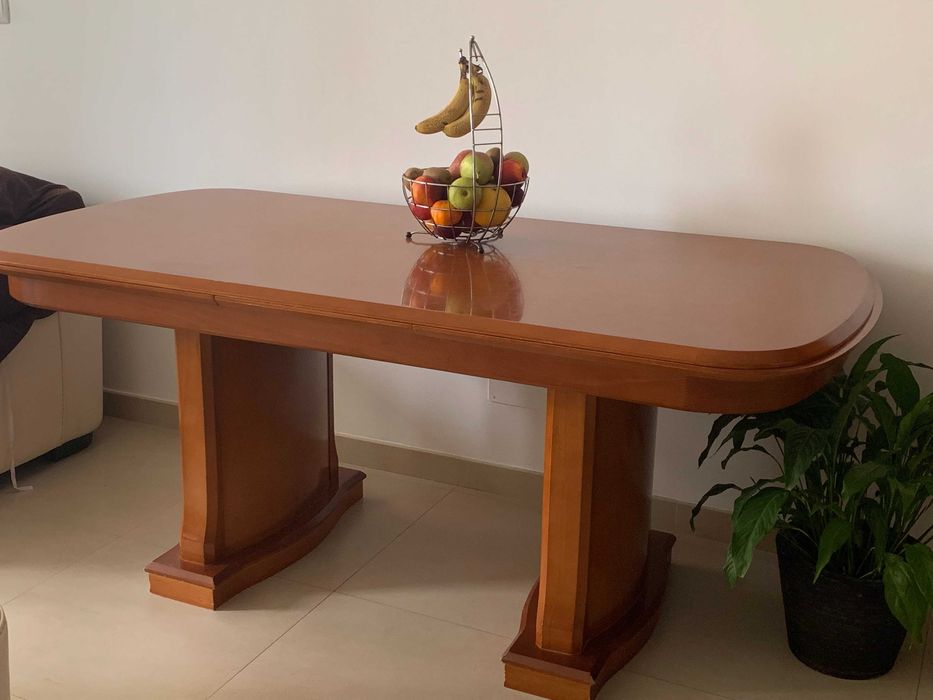 Conjunto de Sala em Madeira de Cerejeira: Mesa Extensível (3m) + Armário Modular com Luz