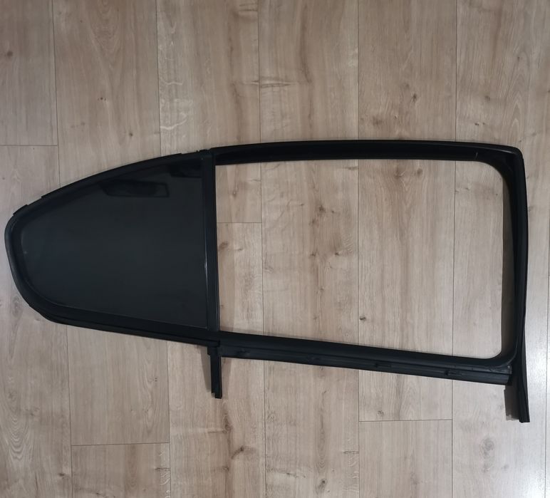 Стекло с уплотнителем для задней двери "SKODA" Octavia A5