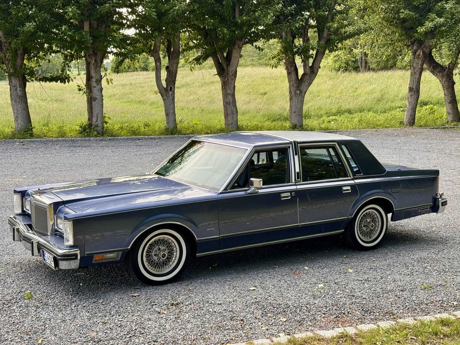 Niebieski Lincoln Town Car 5.0 V8 1984