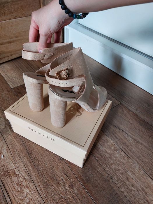 Beżowe sandały na słupku