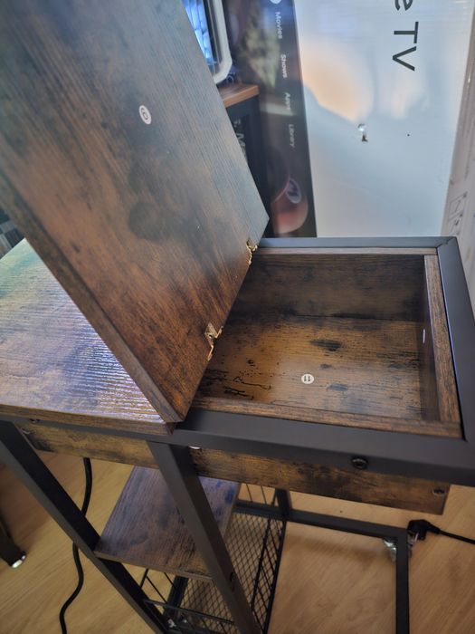 Pułka na kółkach z otwieranym schowkiem i przedłurzaczem