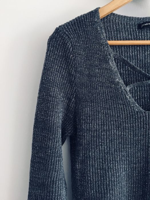 Sweter szary basic grafit Stradivarius dekolt paski