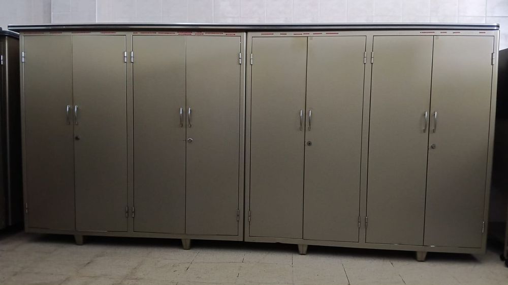 Armário de metal com 8 portas