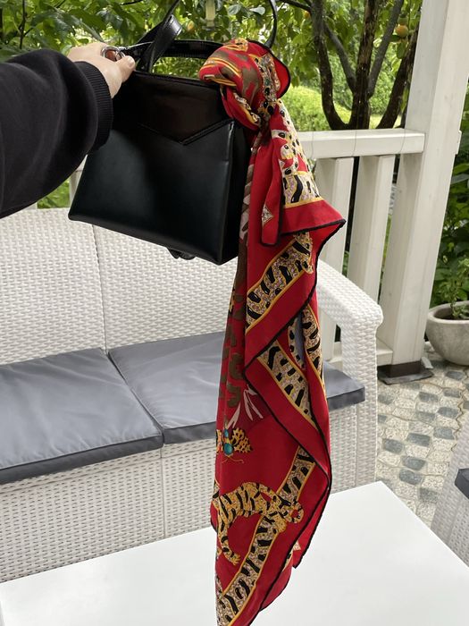 Вінтажна шовкова хустка Cartier, червона з пантерами, оригінал