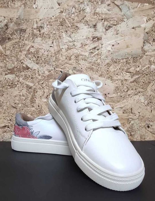 Sapatilhas ONLY (38)