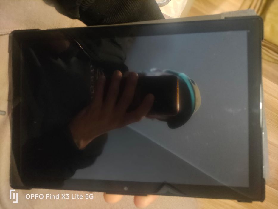 Tablet preto com 3 cameras