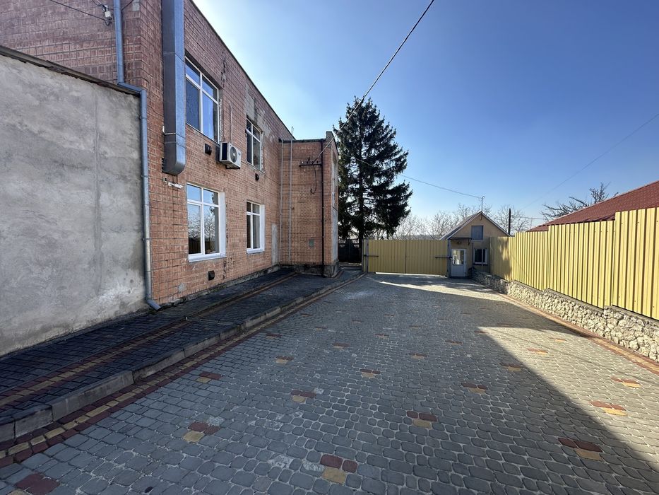 Продається приміщення вільного призначення в пригороді Тернополя.